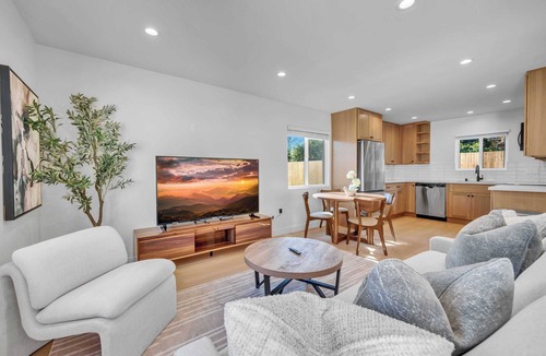 Van Nuys House | Charming 2-bedroom house｜ WiFi｜AC｜Mainfloor Bedroom #42318