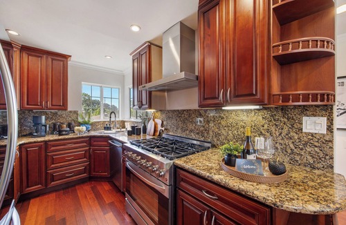 Sunset Park House | Charming 2-bedroom house in Santa Monica with Gym and Work area