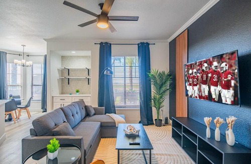 Glendale Sports and Entertainment District Apartment | Charming 2B King Bed with Pool Hot Tub, Gym, Parking