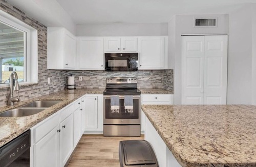 Glendale House | Charming 3-bedroom house in Glendale with WiFi,AC, POOL, & GRILL