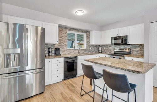 Glendale House | Charming 3-bedroom house in Glendale with WiFi,AC, POOL, & GRILL
