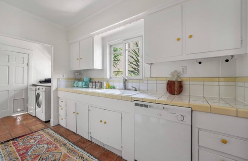 Hollywood House | Charming 3-bedroom house in terrific Hollywood/Los Angeles locale with WiFi, AC