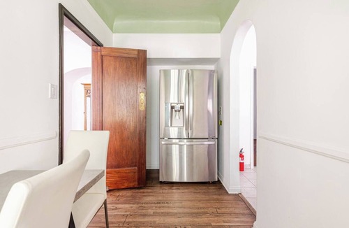 Carthay Circle House | Charming 3-bedroom house with WiFi, AC in wonderful Los Angeles