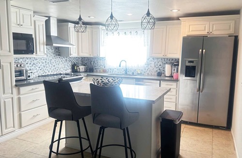 Upland House | Charming 3bedrms Upland house WiFi & AC Laundry PetFriendly near Ontario Airport