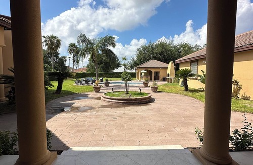 Palmhurst Villa | Charming 4-bedroom villa with AC, fitness room, WiFi in lovely Palmhurst