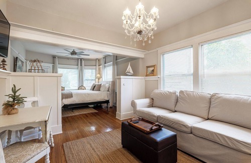 Alamitos Beach Apartment | Charming apartment with WiFi and AC, two blocks to the beach