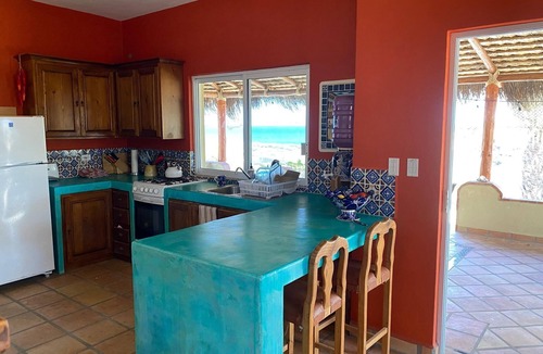 Vinorama House | Charming Beach Bungalow with Ocean View, Starlink and AC!