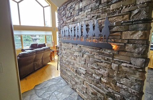 Gallatin Gateway House | Charming Big Sky meadows house. Trails and Town Center a short walk away.