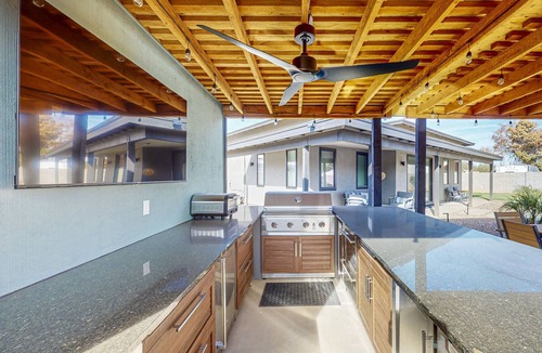 Las Casitas del Sur Hotel | Charming Chandler retreat with pool, guest house & fun!