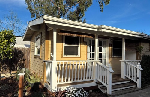 Thousand Oaks Cottage | Charming cottage in Thousand Oaks with WiFi and AC