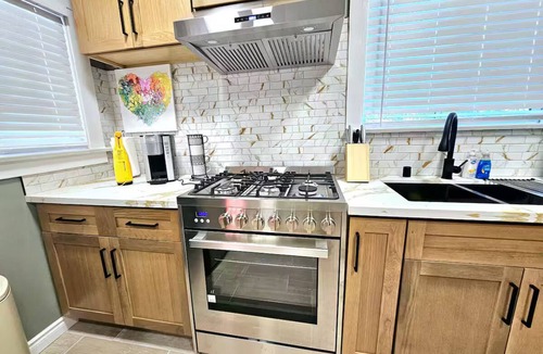 Lamanda Park Apartment | Charming & Cozy Home Near Caltech PCC & Pasadena Convention Center King-size bed