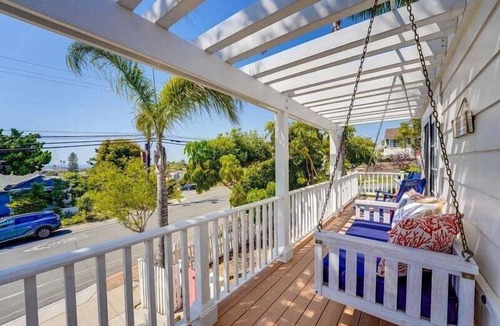 Ocean Beach House | Charming hillside cottage home with Ocean views