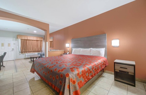Weslaco Hotel | Charming King Bed Room Near Weslaco Museum - 2 miles | Free Parking