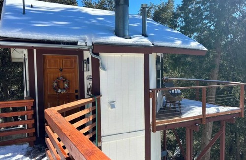Crestline Cottage | Charming Mountain Cottage. Crestline, CA. Pet-Friendly with Huge Backyard.