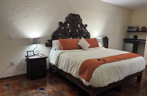 Guadalajara Cabin | Charming lodge with AC and WiFi in soothing San Pedro Tlaquepaque.