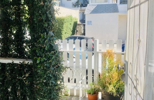 West Hollywood Cottage | Charming One Bedroom with Artist Loft