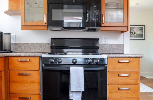Los Feliz House | Charming One Bedroom Cottage in Prime Silverlake