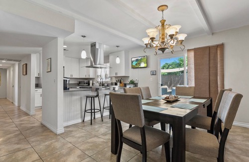 Arlington South House | Charming Riverside 3BR Home Close to Shopping , Major Freeways & Airport.
