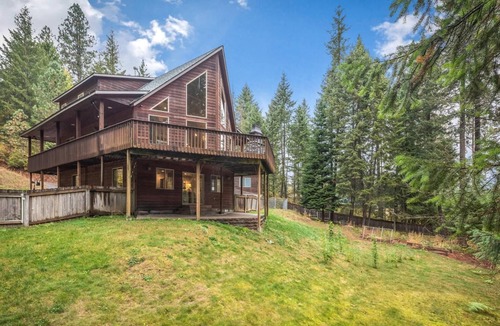 Sagle House | Charming Secluded 3-bedroom house in Sagle ID close to Lake and Schweitzer Ski