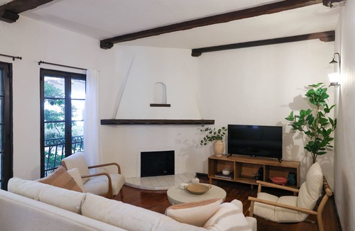 Beachwood Canyon Apartment | Charming Serviced 2 Bedroom in Hollywood. Right below Hollywood Sign- NATIVE