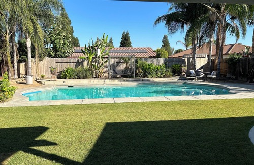 Greenacres House | Charming spacious 4 Bed house with WiFi and AC large backyard and pool.