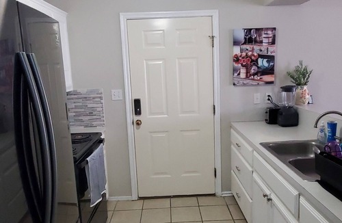 Brownsville House | Charming & Spacious 4-bedroom homr with AC, WiFi, Lots of Parking in Brownsville