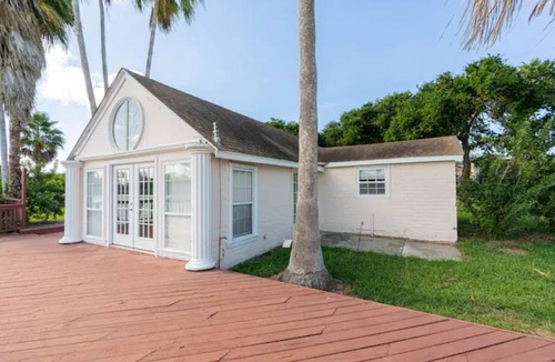 Los Fresnos Cottage | Cheerful 2 Bedroom Cottage with fishing deck!