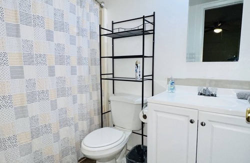 Maryvale Boat Rental | Cheerful 3 bedroom home with attached parking garage.