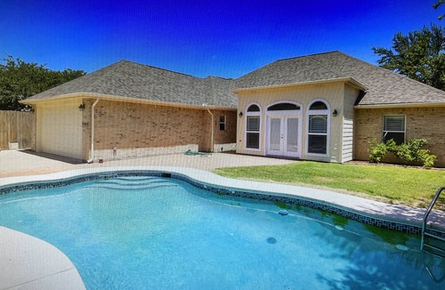 McAllen Villa | Cheerful 4 BR place with pool, game room and after pool rest area