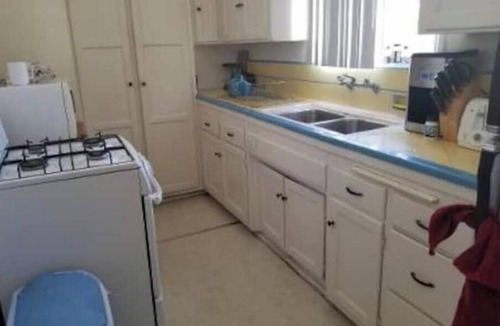 Beverly Hills Apartment | Chic 1-bedroom apartment in Beverly Hills WiFi, AC, walk to Cedars Sinai!