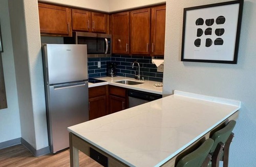 Glendale Sports and Entertainment District Apartment | Chic 2BR Suite w/3 Beds | Free Breakfast + Pool