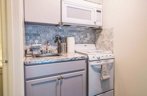 Tolleson Apartment | Chic AZ Studio | Travel Nurses Welcome!