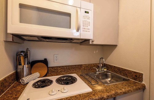 Tolleson Apartment | Chic AZ Studio | Travel Nurses Welcome!