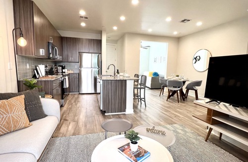 Village Grove House | Chic Scottsdale Retreat | Snowbirds & PHX Events | Townhome 2bd+den+pool+garage