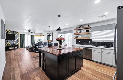 Maryvale House | CHILL & CHEER - FREE HEATED POOL NEAR STADIUM