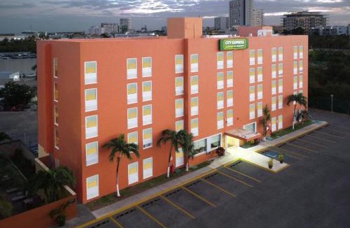 Downtown Cancun Hotel | City Express Junior by Marriott Cancun