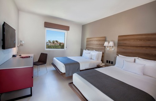 Colonia El Progreso Hotel | City Express Plus by Marriott Cabo San Lucas