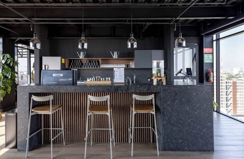 Lafayette Apartment | City-view studio w/kitchen & workspace