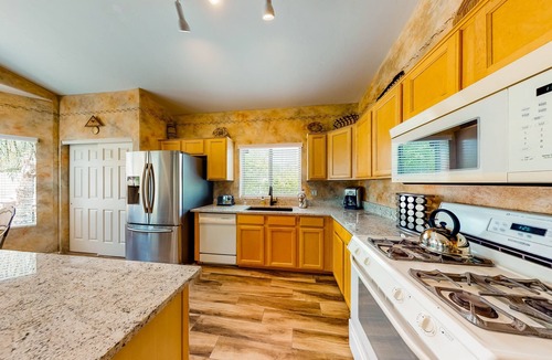 Oro Valley House | Classic, dog-friendly home with landscaped backyard, private pool & spa