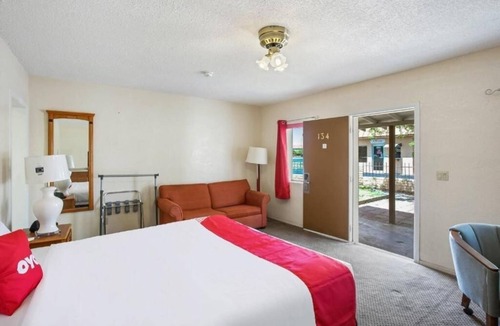 Yuma Hotel | Clean and Affordable Space w/King Bed, Outdoor Seating, & BBQ Facilities