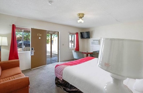 Yuma Hotel | Clean and Affordable Space w/King Bed, Outdoor Seating, & BBQ Facilities