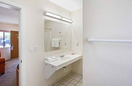 Yuma Hotel | Clean and Affordable Space w/King Bed, Outdoor Seating, & BBQ Facilities