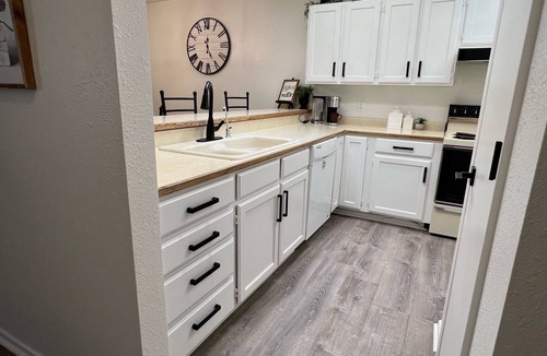 Lake Havasu City Condo | Clean and Comfy! Close to Lake+ London Bridge 2bdrm 2 Bth Kitchen, Pool+Hot Tub