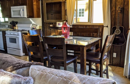 Upper Moonridge Cabin | Close to Everything! Village/Ski/Sledding,Hot Tub,Wifi,Roku,Clean,Owner Managed!