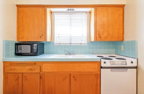 Yuma Townsite Hotel | Close to Yuma Heritage Attractions | Deluxe King Bed Suite | Gym 24/7 Available