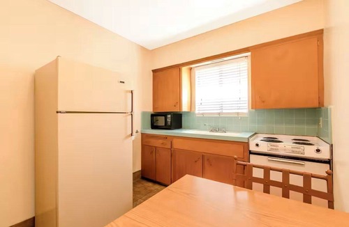 Yuma Townsite Hotel | Close to Yuma Heritage Attractions | Deluxe King Bed Suite | Gym 24/7 Available