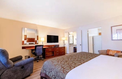 Yuma Townsite Hotel | Close to Yuma Heritage Attractions | Deluxe King Bed Suite | Gym 24/7 Available