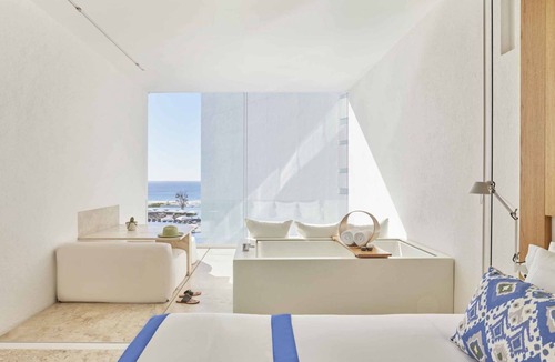 Zona Hotelera House | Coastal Charm: Pet-friendly Accommodation with Pools in Los Cabos, Free Parking!