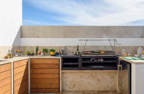 Zona Hotelera House | Coastal Charm: Private Rooftop Deck with Swimming Pool, Panoramic Ocean View!