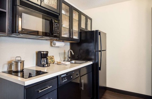 Tempe Hotel | Comfort and Convenience! Pet-Friendly Property & Access to Seasonal Outdoor Pool
